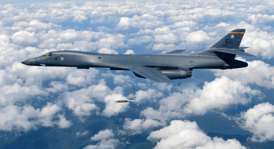 
Máy bay ném bom B-1B thả bom ở Pilsung Range - Hàn Quốc. Ảnh: US Army
