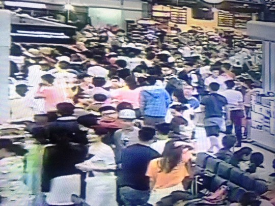 Khách Trung kèo nhà cái trực tuyến lại làm rối sân bay Cam Ranh - Ảnh 1.