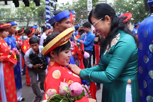 200 cô dâu, chú rể đạp xe diễu hành trong ngày Quốc Khánh - Ảnh 6.