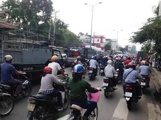 Trước chùa Long Sơn