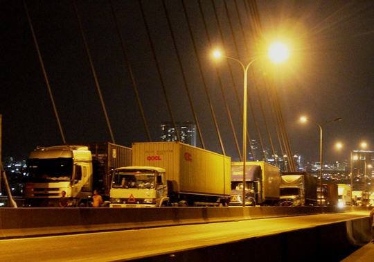 Ba xe container tông nhau liên hoàn trên cầu Phú Mỹ - Ảnh 3.