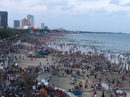 Vũng Tàu chật như nêm, khách "ôm hận" trả phòng!