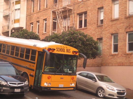 
Chiếc School Bus đang dừng đèn đỏ mà tưởng như đang lao dốc vì mất thắng!
