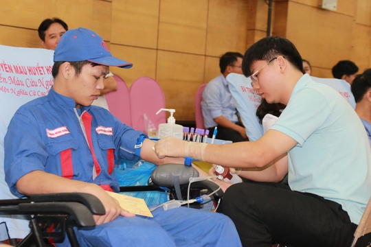 Động viên người lao động hiến máu tình nguyện - Ảnh 1.