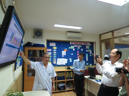 TS-BS Nguyễn Thanh Hùng (trái) đang phân tích bảng theo dõi tại Phòng Quản lý chất lượng của Bệnh viện Nhi Đồng 1
