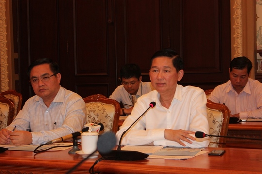 
Phó Chủ tịch UBND TP Trần Vĩnh Tuyến (bìa phải) nghe báo cáo việc sử dung chữ ký số sáng 14-4.
