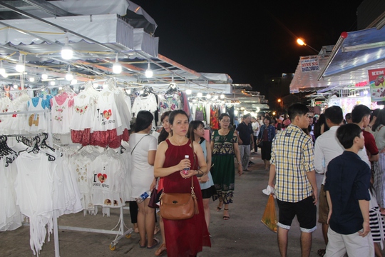 Chợ đêm Phú Quốc đón khách du lịch tấp nập trở lại - Ảnh 6.