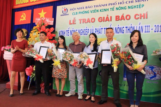 
Phóng viên Công Tuấn (thứ 2 từ phải sang) đại diện cho nhóm tác giả của Báo Người Lao Động nhận giải khuyến khích. Ảnh: Vĩnh Tùng
