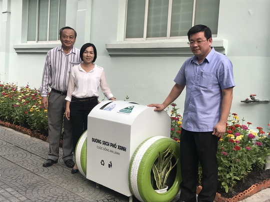 Ông Nguyễn Toàn Thắng, Giám đốc Sở TN-MT TP HCM (phải), trao tặng thùng rác thông minh cho đại diện UBND quận 1 và quận 5.