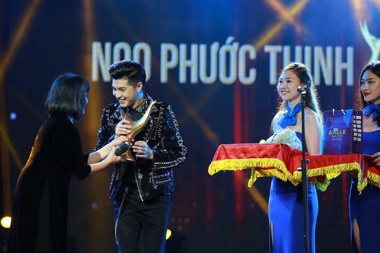 
Ca sĩ Cẩm Vân trao giải Ca sĩ của năm cho Noo Phước Thịnh
