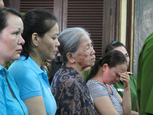 
Bị cáo Nguyễn Thị Miết cùng các tay em thân thuộc

