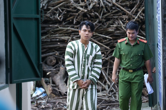 Bắt băng cướp vùng giáp ranh Bình Dương - TP HCM - Ảnh 3. Võ Nguyễn Thanh Mến (20 tuổi) - một trong những đối tượng trực tiếp cầm mã tấu chém nạn nhân để cướp
