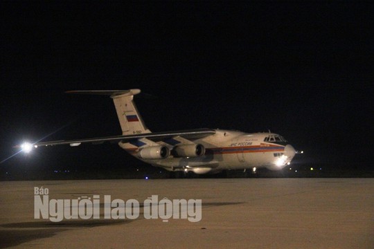 Cận cảnh phi cơ đưa 40 tấn hàng cứu trợ của Nga đến Khánh Hòa - Ảnh 1.
