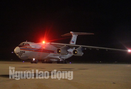 Cận cảnh phi cơ đưa 40 tấn hàng cứu trợ của Nga đến Khánh Hòa - Ảnh 2.
