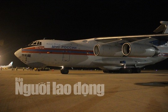 Cận cảnh phi cơ đưa 40 tấn hàng cứu trợ của Nga đến Khánh Hòa - Ảnh 3.