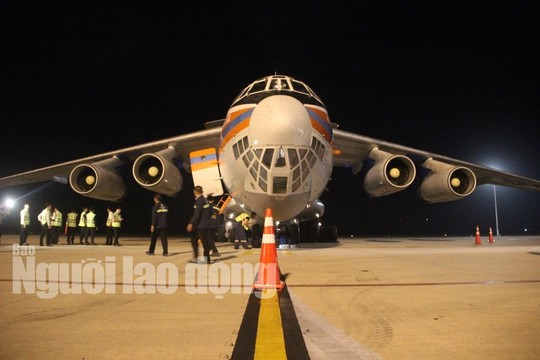 Cận cảnh phi cơ đưa 40 tấn hàng cứu trợ của Nga đến Khánh Hòa - Ảnh 4.