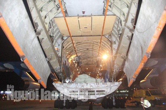 Cận cảnh phi cơ đưa 40 tấn hàng cứu trợ của Nga đến Khánh Hòa - Ảnh 7.