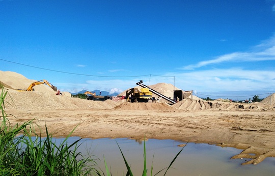 Chủ tịch huyện tự ý làm đường cho doanh nghiệp khai thác cát - Ảnh 2. Chủ tịch huyện tự ý làm đường cho doanh nghiệp khai thác cát - Ảnh 2.