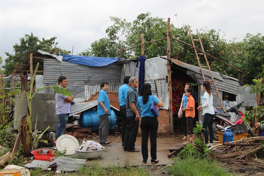 Báo Người Lao Động hỗ trợ công nhân Khánh Hòa tan hoang nhà cửa sau bão - Ảnh 7.