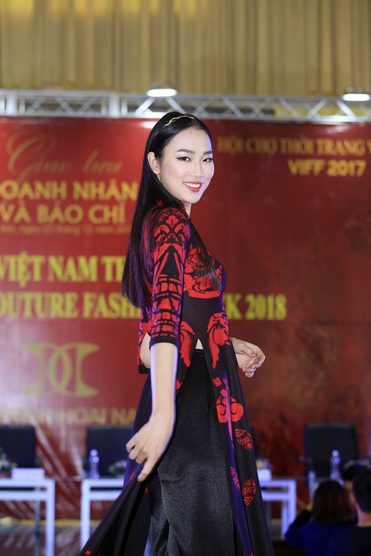 Áo dài Việt mở màn Paris Fashion Week - Haute Couture 2018 - Ảnh 1.