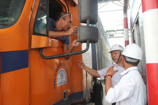 BOT Ninh An lại ách tắc vì tài xế chắn làn - Ảnh 4. BOT Ninh An lại ách tắc vì tài xế chắn làn - Ảnh 4.