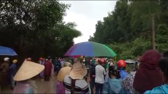 Hàng trăm người đội mưa phản đối thi công bãi rác - Ảnh 1.