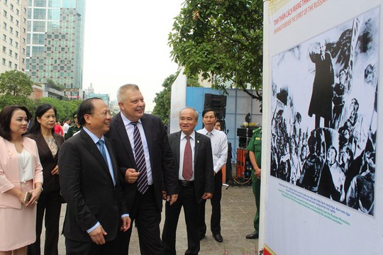 Triển lãm ảnh Cách mạng Tháng Mười Nga trên phố đi bộ Nguyễn Huệ - Ảnh 2.