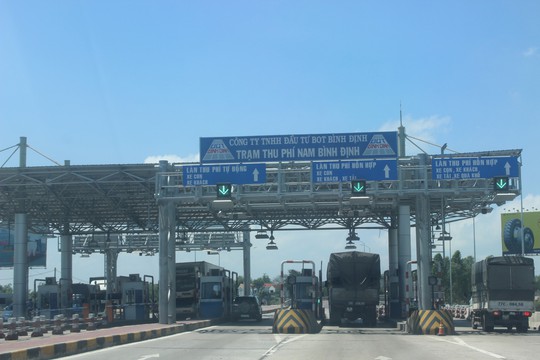 Tài xế dùng ô tô cố thủ giữa trạm BOT Nam Bình Định đòi giảm giá vé - Ảnh 2.