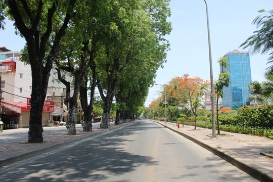 Ngỡ ngàng Hà Nội "hoang vắng" giữa trưa nắng thiêu đốt