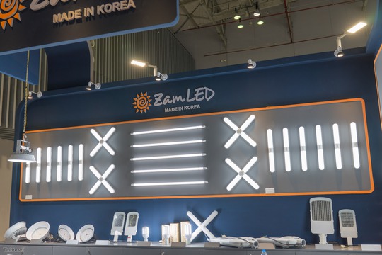 Công nghệ LED/OLED cùng hệ thống đèn thông minh đến từ các sản xuất, phân phối Hàn Quốc, Trung Quốc thu hút khá nhiều khách tham quan.