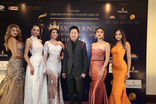 
Hoa hậu, các Á hậu Hoa hậu Hoà bình quốc tế chụp ảnh cùng chủ tịch cuộc thi
