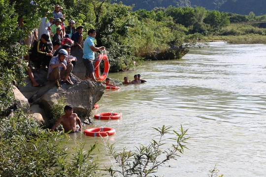 Tìm thấy thi thể 2 học sinh Quảng Bình mất tích trên sông - Ảnh 1.