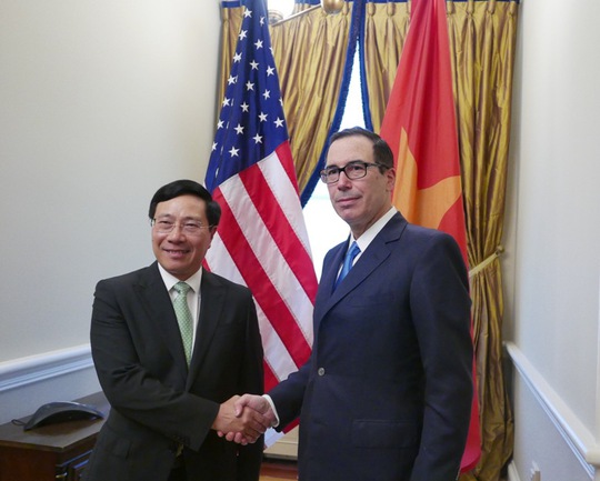
Phó Thủ tướng, Bộ trưởng Bộ Ngoại giao Phạm Bình Minh gặp Bộ trưởng Tài chính Steven Mnuchin
