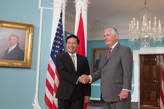
Phó Thủ tướng, Bộ trưởng Ngoại giao Phạm Bình Minh bắt tay Bộ trưởng Ngoại giao Mỹ Rex Tillerson sau hội đàm
