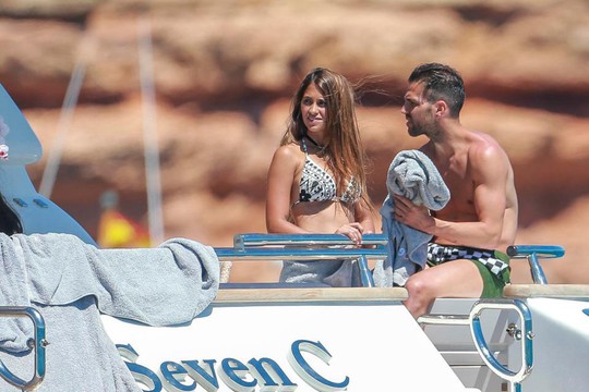 Gia đình Messi, Suarez, Fabregas họp mặt trên đảo - Ảnh 11. Gia đình Messi, Suarez, Fabregas họp mặt trên đảo - Ảnh 11.