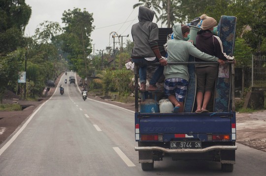 Người Việt chạy trốn núi lửa ở Bali - Ảnh 1.