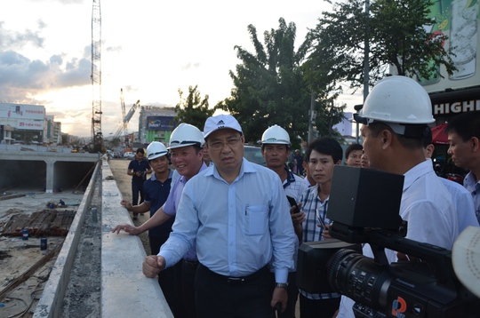 Chủ tịch Đà Nẵng hứa thưởng vài trăm triệu đồng cho công nhân - Ảnh 2.