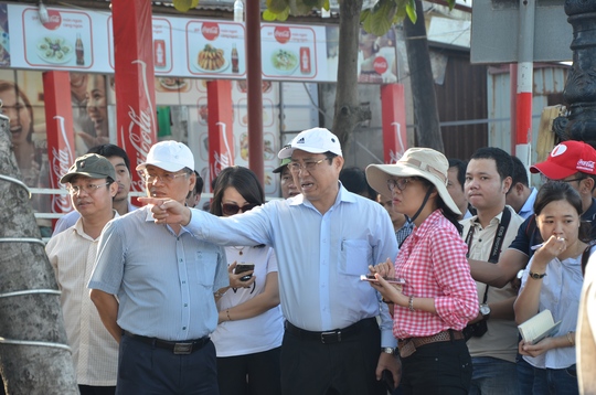 Chủ tịch Đà Nẵng hứa thưởng vài trăm triệu đồng cho công nhân - Ảnh 1.