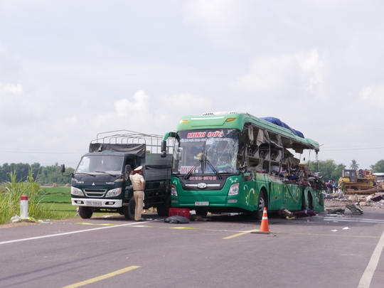 2 ô tô tông nhau, 5 người trên xe khách tử vong tại chỗ