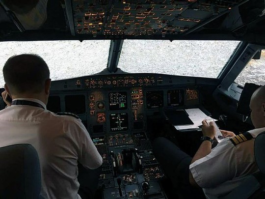 Trúng mưa đá, máy bay nát mũi hạ cánh an toàn nhờ phi công anh hùng - Ảnh 2.