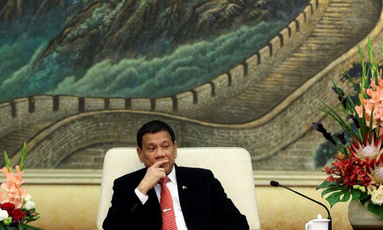 
Tổng thống Rodrigo Duterte đối mặt nhiều chỉ trích vì thân Trung Quốc. Ảnh: Reuters
