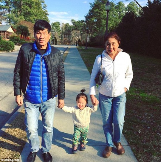 '''''
Bác sĩ David Dao cùng vợ và cháu. Ảnh: Instagram
'''''