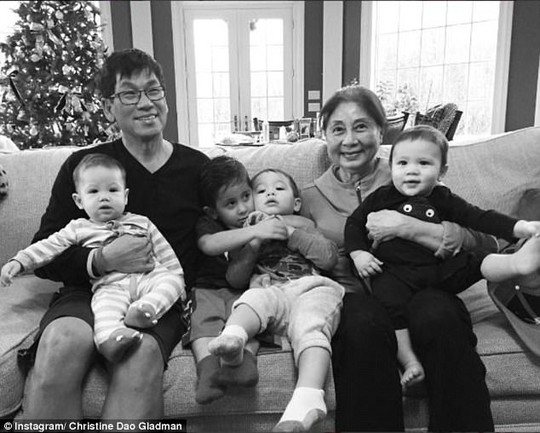 
Nhiều thông tin về quá khứ của ông David Dao bị tung lên mạng khiến nhiều người càng thêm giận dữ. Trong ảnh là ông (bìa trái) cùng gia đình. Ảnh: Instagram
