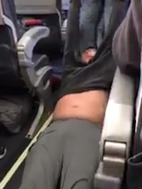 
Ông David Dao bị kéo lê ra khỏi chỗ ngồi trên máy bay. Ảnh: Twitter
