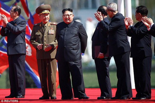 
Ông Kim Jong-un và các quan chức Triều Tiên vẫy tay chào người dân trong lễ khánh thành đường mới ở thủ đô Bình Nhưỡng. Ảnh: REUTERS
