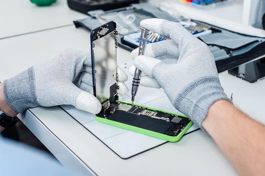 Các cửa hàng nhỏ lẻ ở Việt Nam xôn xao vì thông tin Apple sắp cấm sửa chữa iPhone, iPad. Ảnh minh hoạ: Technews.