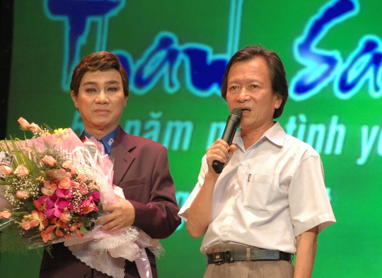 Tác giả Lê Duy Hạnh chúc mừng NSƯT Thanh Sang trong chương trình vinh danh ông 50 năm một tình yêu nghệ thuật tại Nhà hát TP