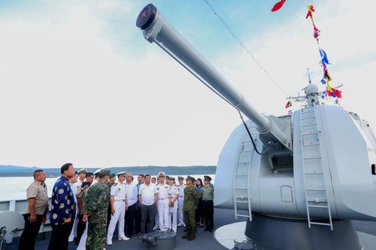 
Tổng thống Duterte lên tàu chiến Trung Quốc. Ảnh: Rappler
