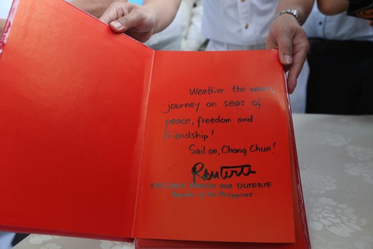 
Ông Duterte viết lưu niệm trên tàu Chang Chun: Vượt qua sóng gió, di chuyển trên biển của hòa bình, tự do và hữu nghị. Ảnh: Rappler
