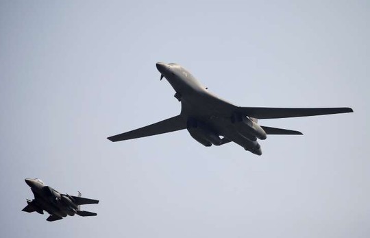 
Một chiếc máy bay ném bom B-1B (phải) của Mỹ bay trên khu vực căn cứ không quân Osan ở Pyeongtaek, Hàn Quốc tháng 9-2016. Ảnh: Reuters
